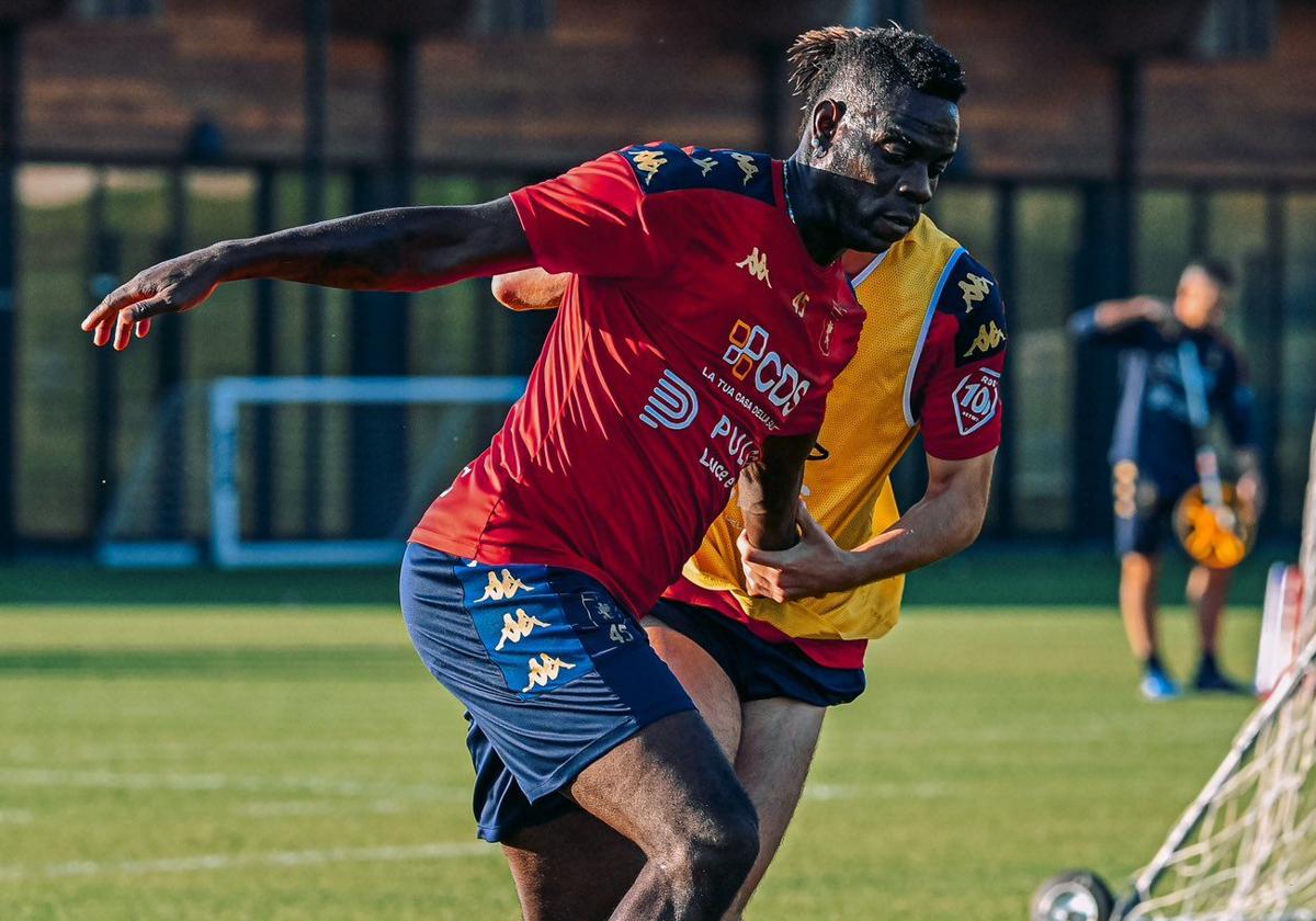 Mario Balotelli, en un entrenamiento con el Genoa, su último equipo la pasada temporada.