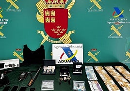 Grandes cantidades de efectivo y diversos objetos aprehendidos durante la operación.