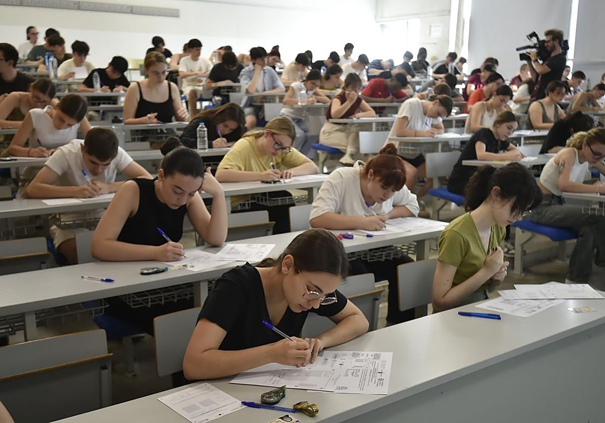 Imagen de archivo de los exámenes de junio de la PAU en Murcia.