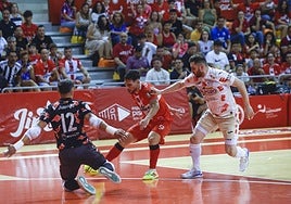 Un instante del derbi jugado entre el Jimbee y ElPozo el pasado 14 de junio.