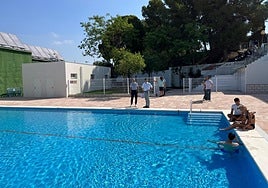 El alcalde y el edil de Deportes, en la piscina exterior.