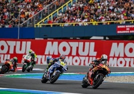 Acosta, por delante de Aldeguer, el pasado domingo en Assen.