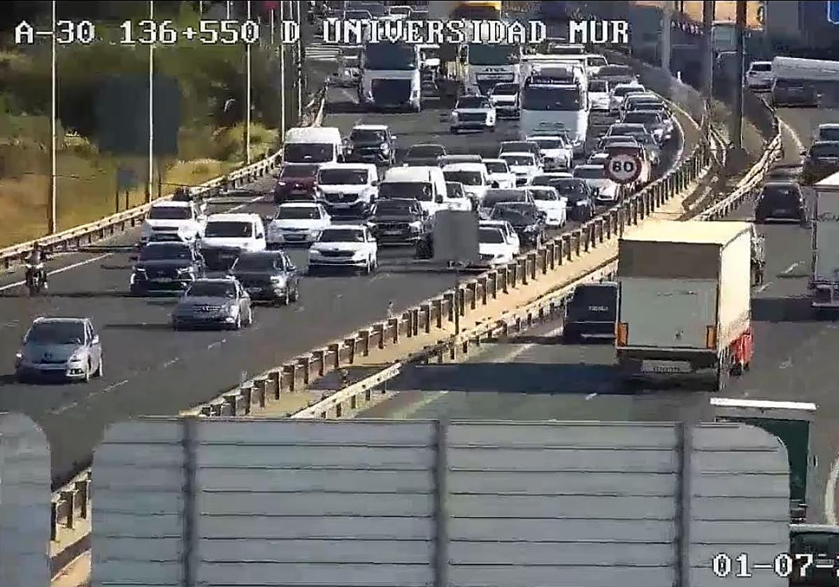 Un accidente provoca varios kilómetros de retenciones en la autovía A-30 en Murcia