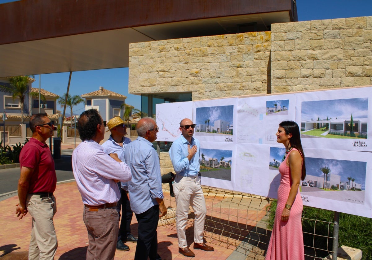 La concejala de Urbanismo y los promotores del proyecto, en una imagen de archivo.