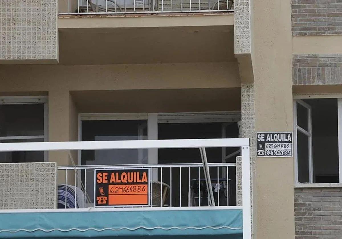 Carteles de alquiler de una vivienda, en una imagen de archivo.