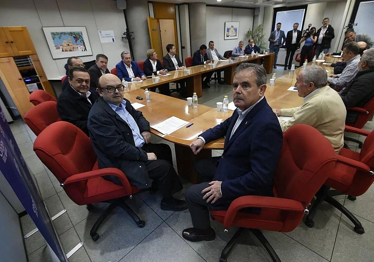 Imagen de archivo de una reunión de los miembros de la Mesa del Agua en 2023.