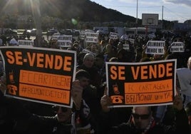 Protesta de aficionados albinegros en la explanada del estadio Cartagonova.