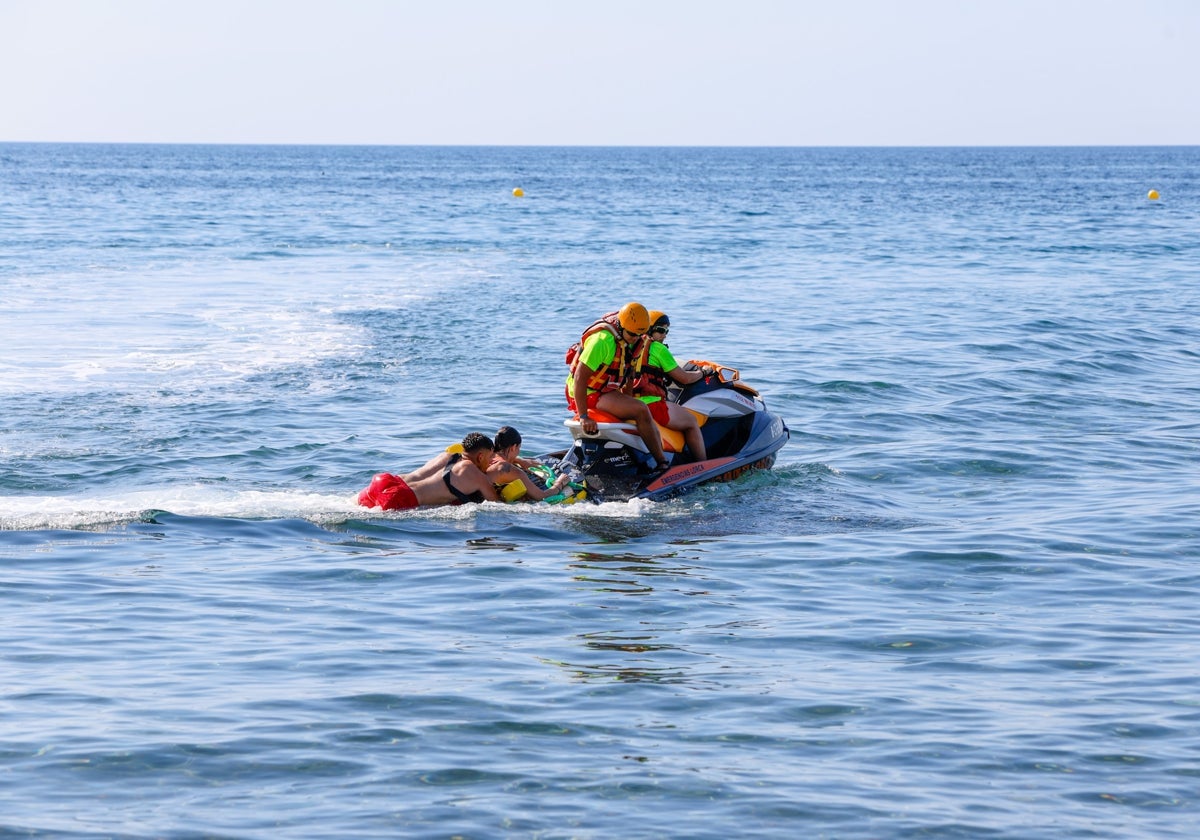 Los socorristas realizan un simulacro de rescate en la cala de Calnegre.
