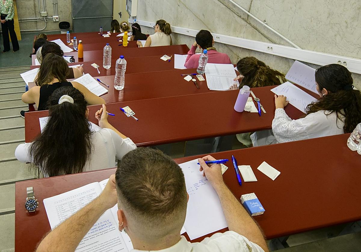 Opositores realizan el examen en el Campus de Espinardo.