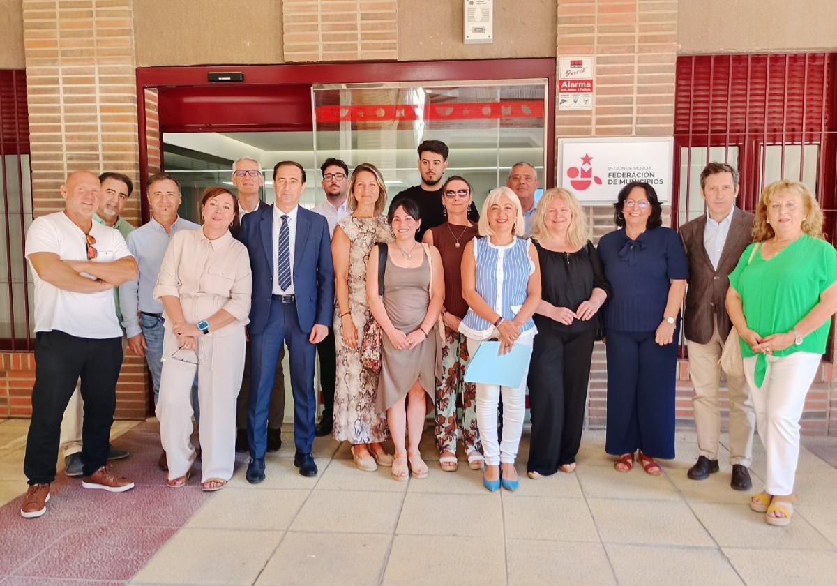Alcaldes, concejales, representantes de UPTA, UGT, la Consejería y la Federación de Municipios.