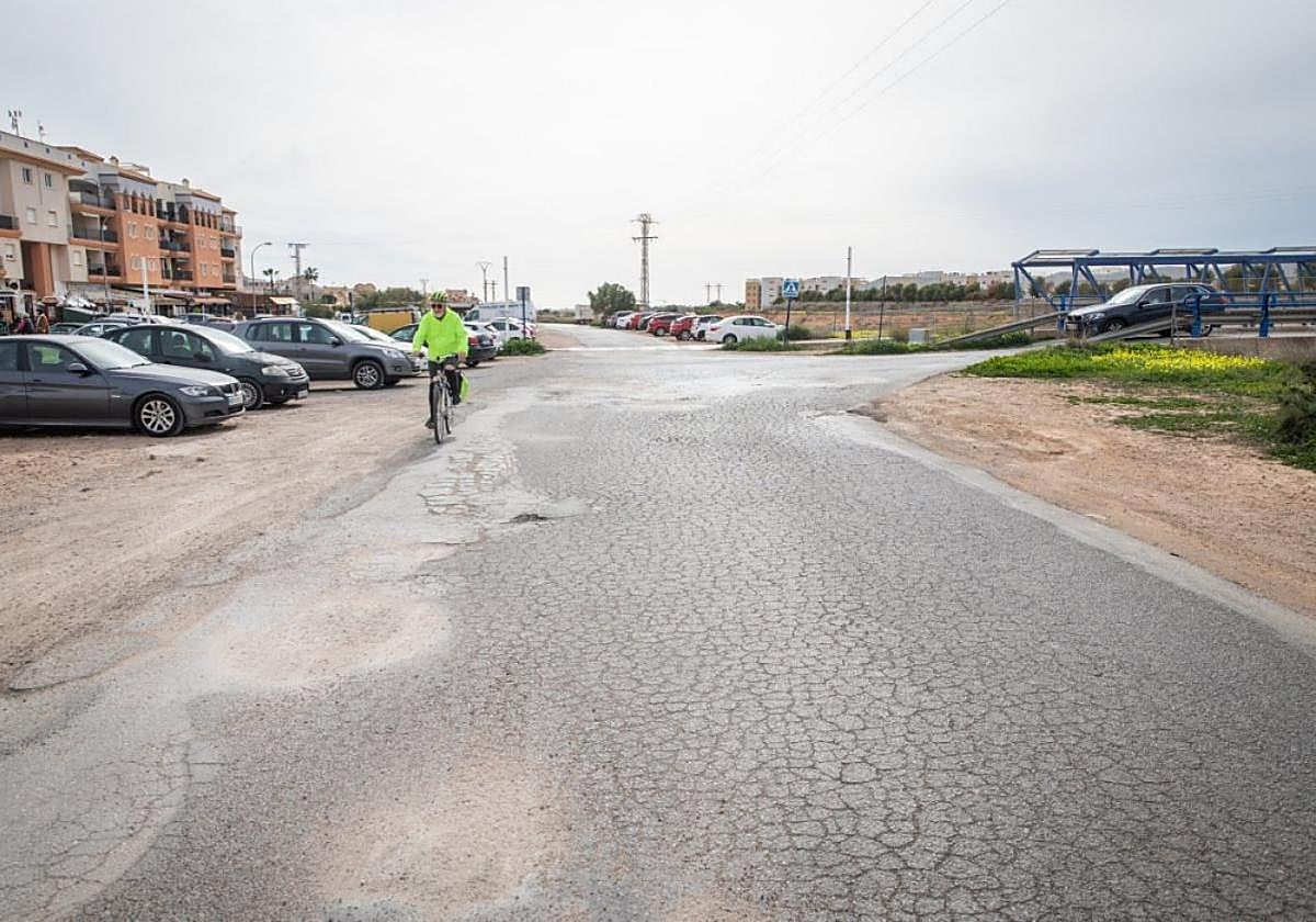 Una de las carreteras en Orihuela Costa en mal estado y que requiere actuar para su adecuación.