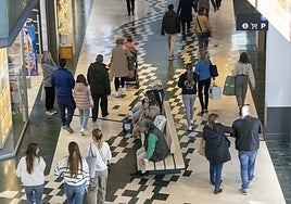 Cartageneros pasean por las tiendas en Espacio Mediterráneo durante unas rebajas de invierno.