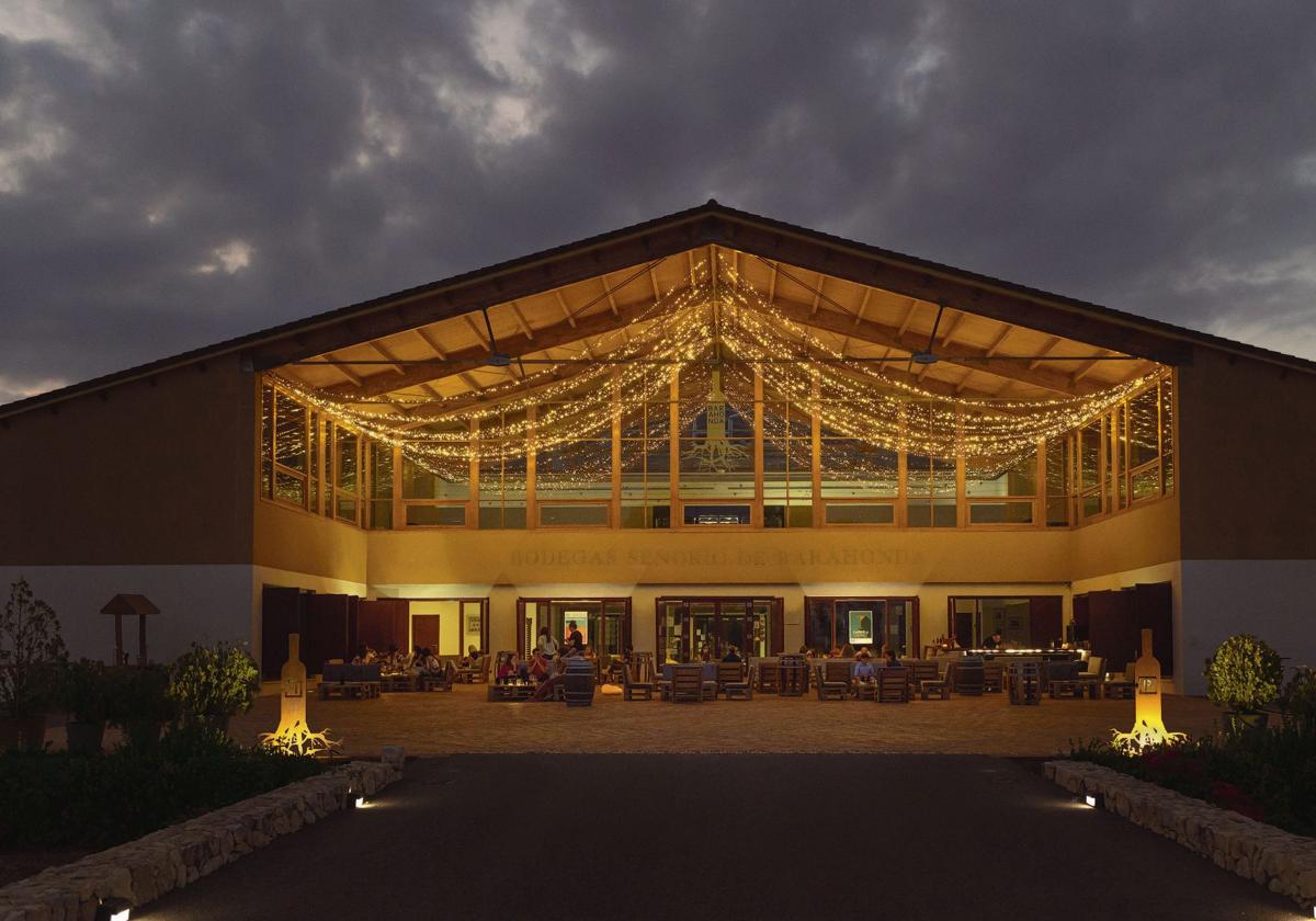 'La Terrasse', instalada en el 'hall' de entrada a Bodegas Señorío de Barahonda, en Yecla, frente a los viñedos y con una propuesta de alta cocina informal.
