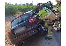 Los bomberos rescatando a los ocupantes del vehículo.