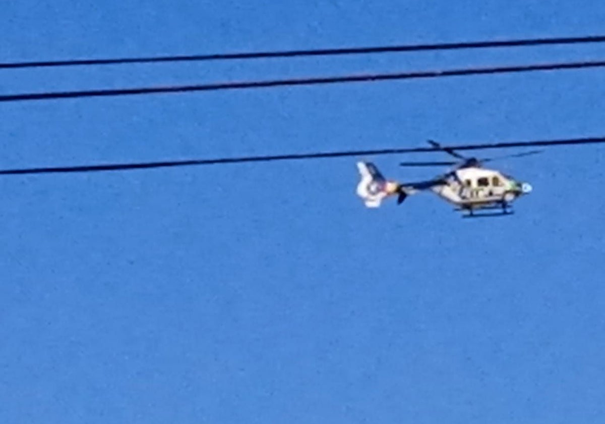 Un helicóptero de la Policía Nacional sobrevolando este miércoles la barriada de San Gil.