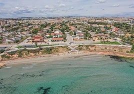 Vista aérea de la playa de Cala Cerrada en Orihuela Costa.