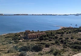 Recorre una isla privada del Mar Menor: así puedes visitar su palacio, aljibes árabes y naturaleza.