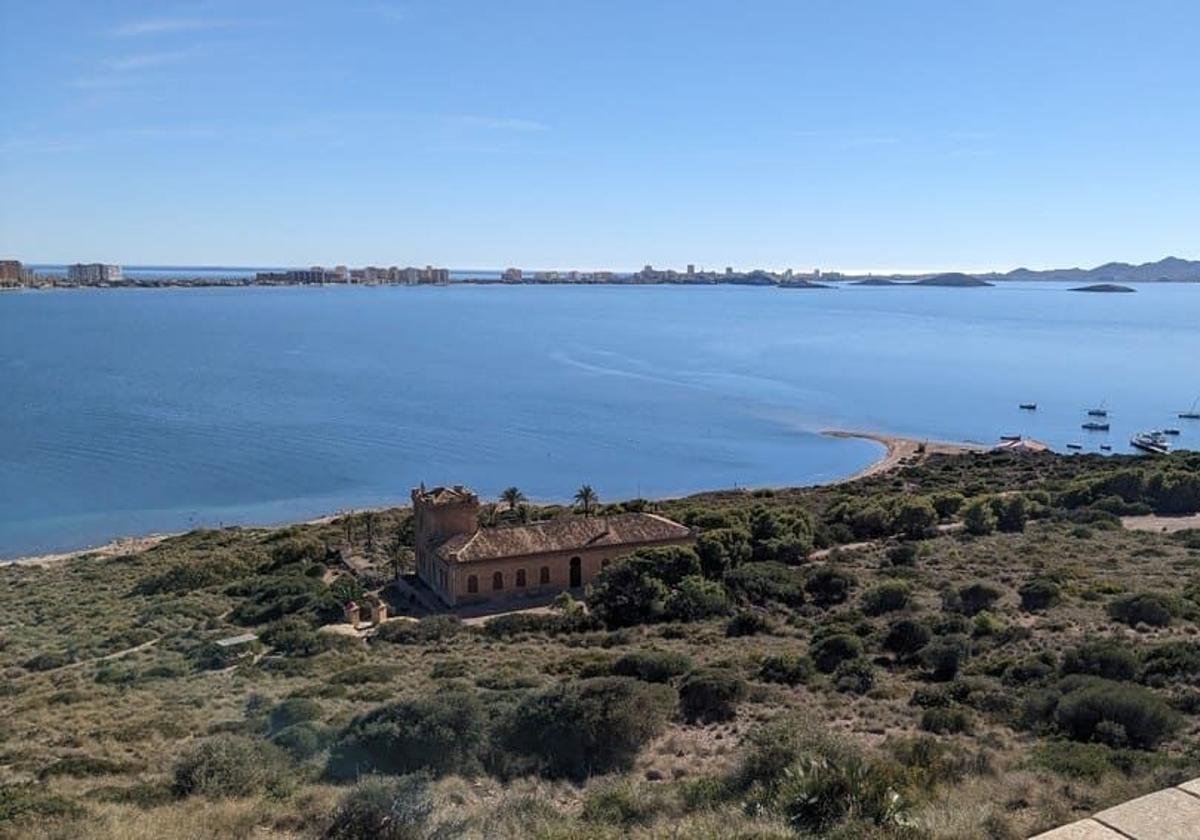 Recorre una isla privada del Mar Menor: así puedes visitar su palacio, aljibes árabes y naturaleza.