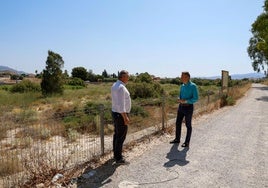 El alcalde y el concejal de Pedanías en el cauce seco del río a la altura del Huerto de la Rueda, repleto de maleza.
