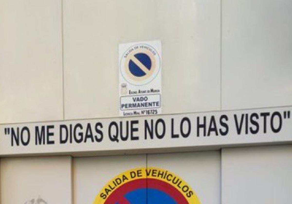Un edificio de Murcia pone un vado gigante y se hace viral: «No me digas que no lo has visto».