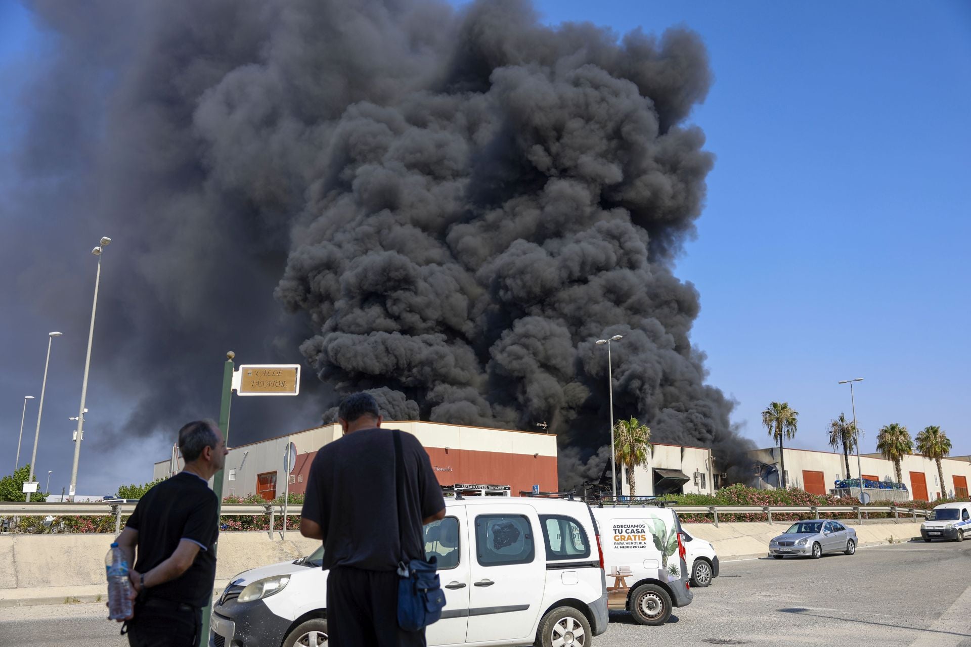 El incendio en una nave de reciclaje de Fortuna, en imágenes
