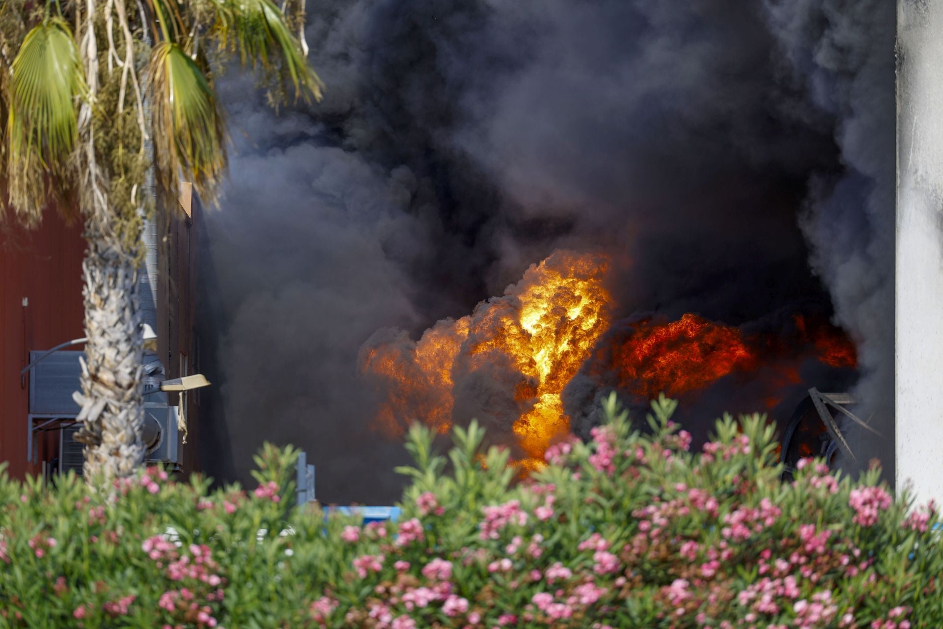 El incendio en una nave de reciclaje de Fortuna, en imágenes