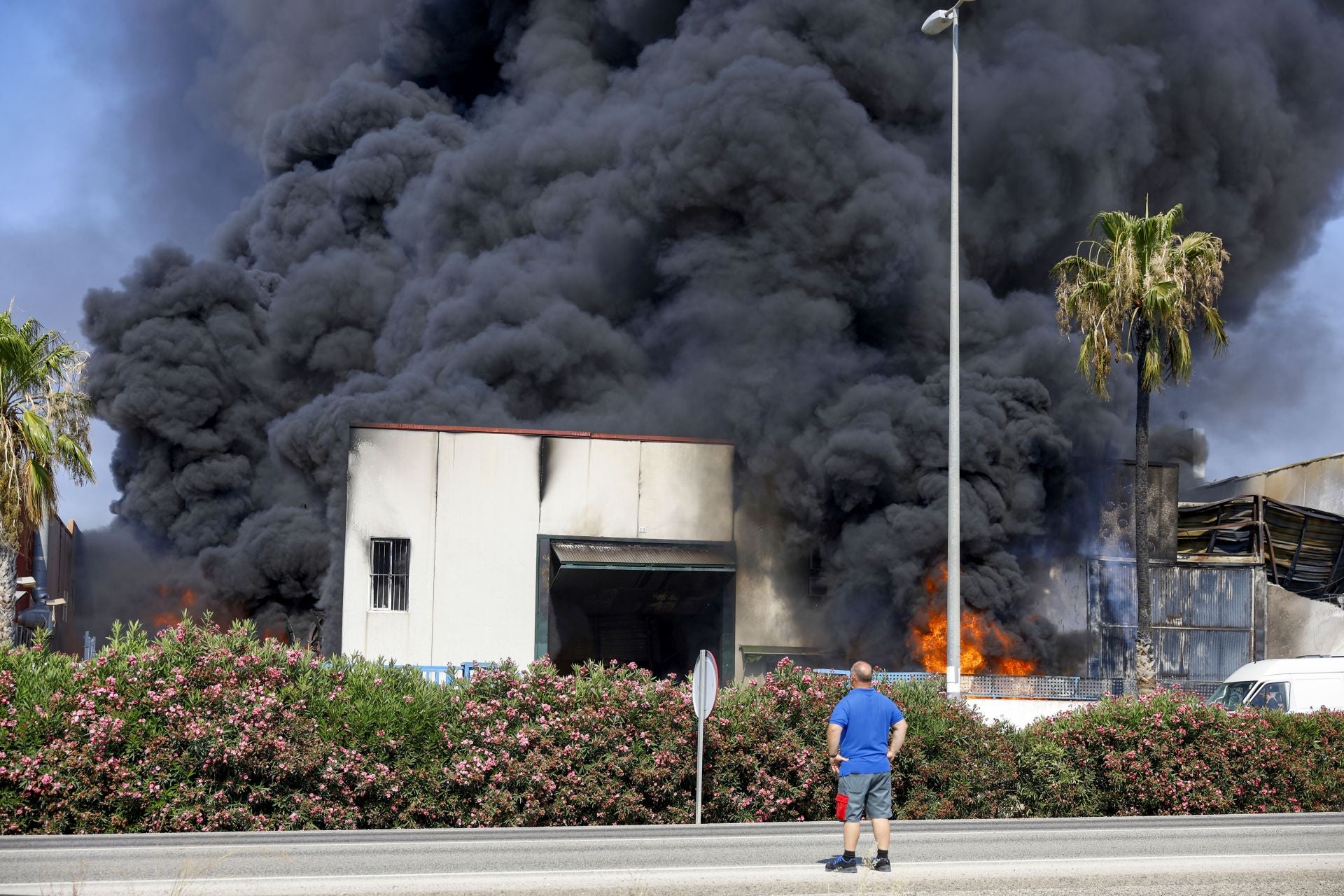 El incendio en una nave de reciclaje de Fortuna, en imágenes