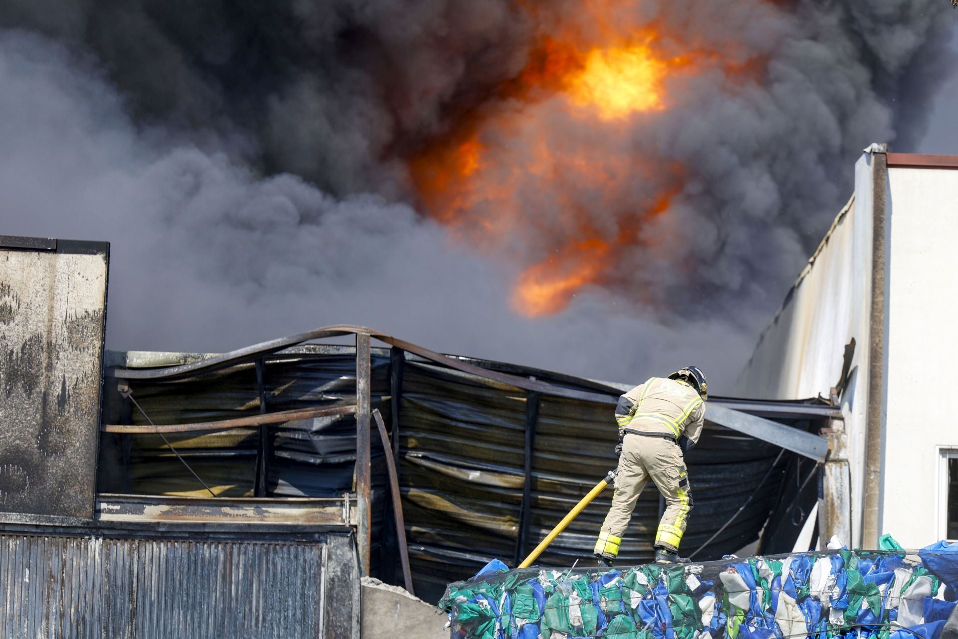 El incendio en una nave de reciclaje de Fortuna, en imágenes