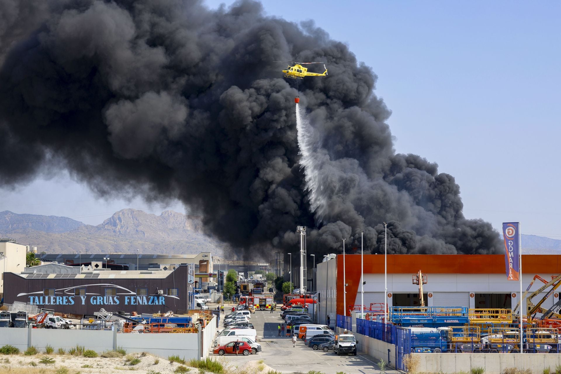 El incendio en una nave de reciclaje de Fortuna, en imágenes