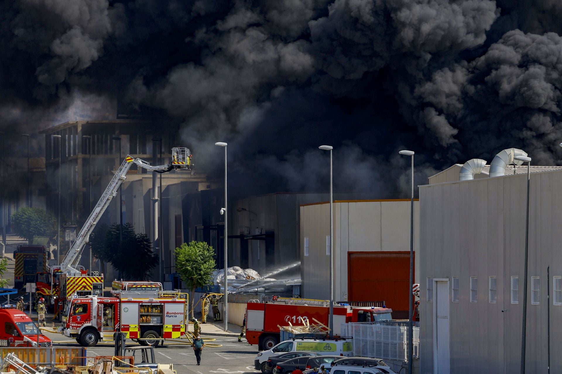 El incendio en una nave de reciclaje de Fortuna, en imágenes