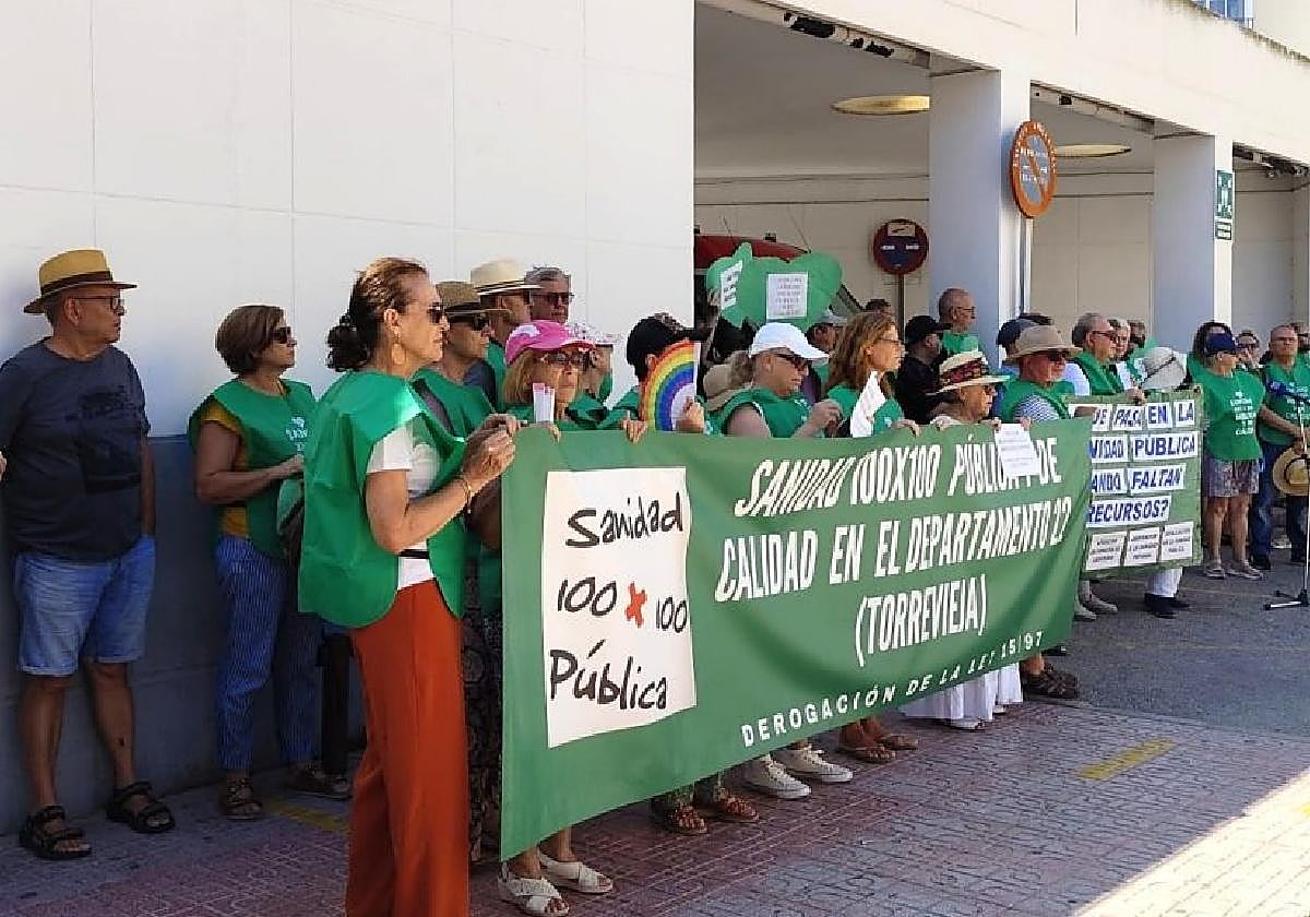 Asistentes a la concentración, ayer, en el centro de salud La Loma.