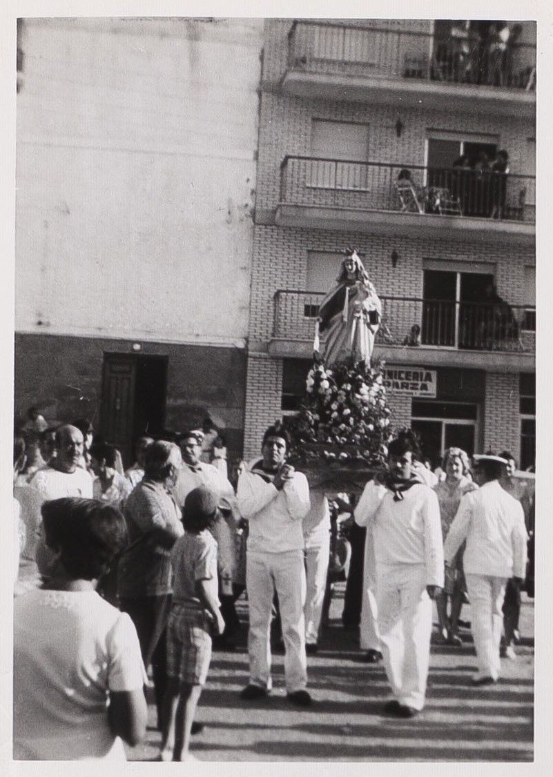 Tropa de marinería porta el trono de la Virgen del Carmen durante las fiestas de julio.