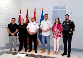 El nuevo coordinador de Emergencias, Salvador Sánchez (3º izda), junto al alcalde, concejales, presidenta de Protección Civil y Comisiario de la Policía Local