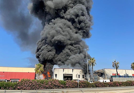 El incendio en una nave de reciclaje de Fortuna, en imágenes