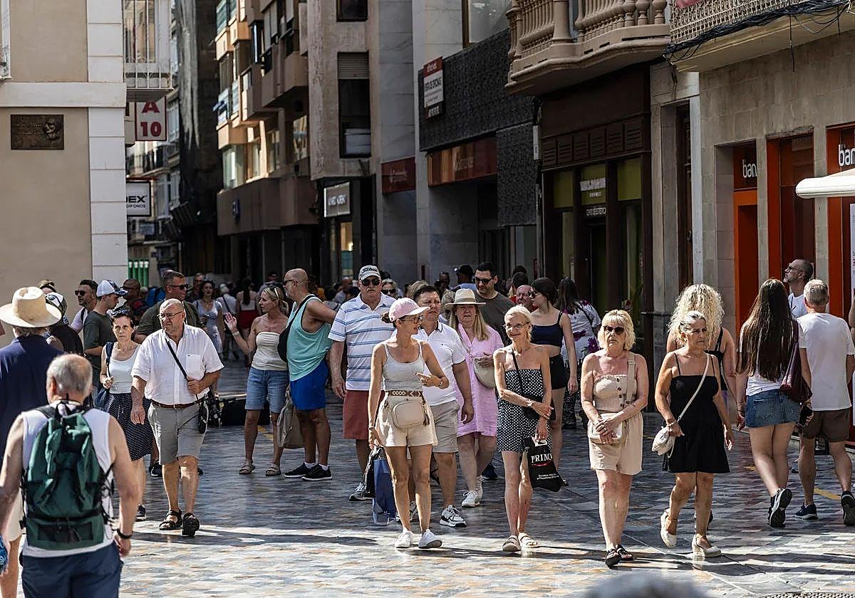 Viandantes en el centro de Cartagena, en una imagen de archivo.