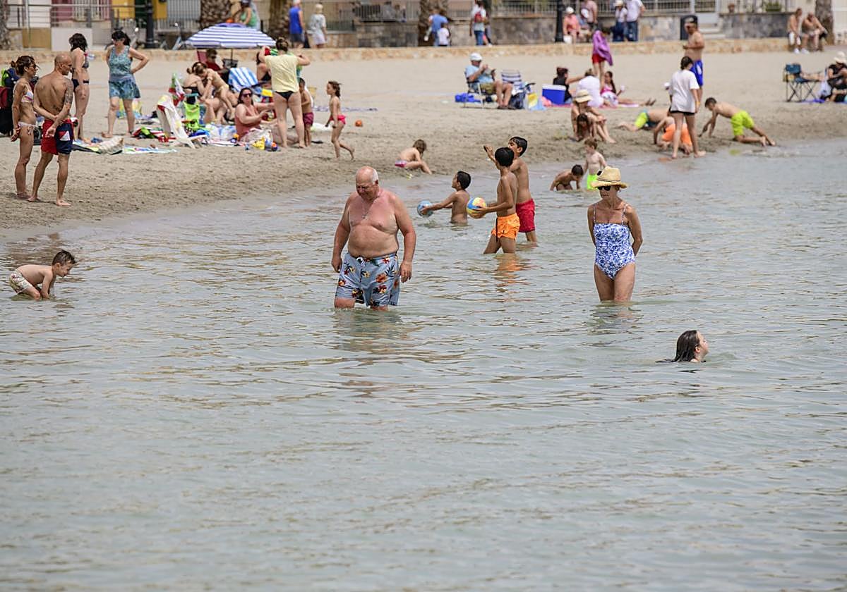 Bañistas en la playa de Los Alcázares en una imagen de archivo.