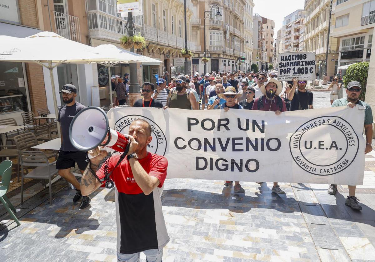 Los trabajadores, este pasado jueves, durante una de sus manifestaciones por las calles de Cartagena.