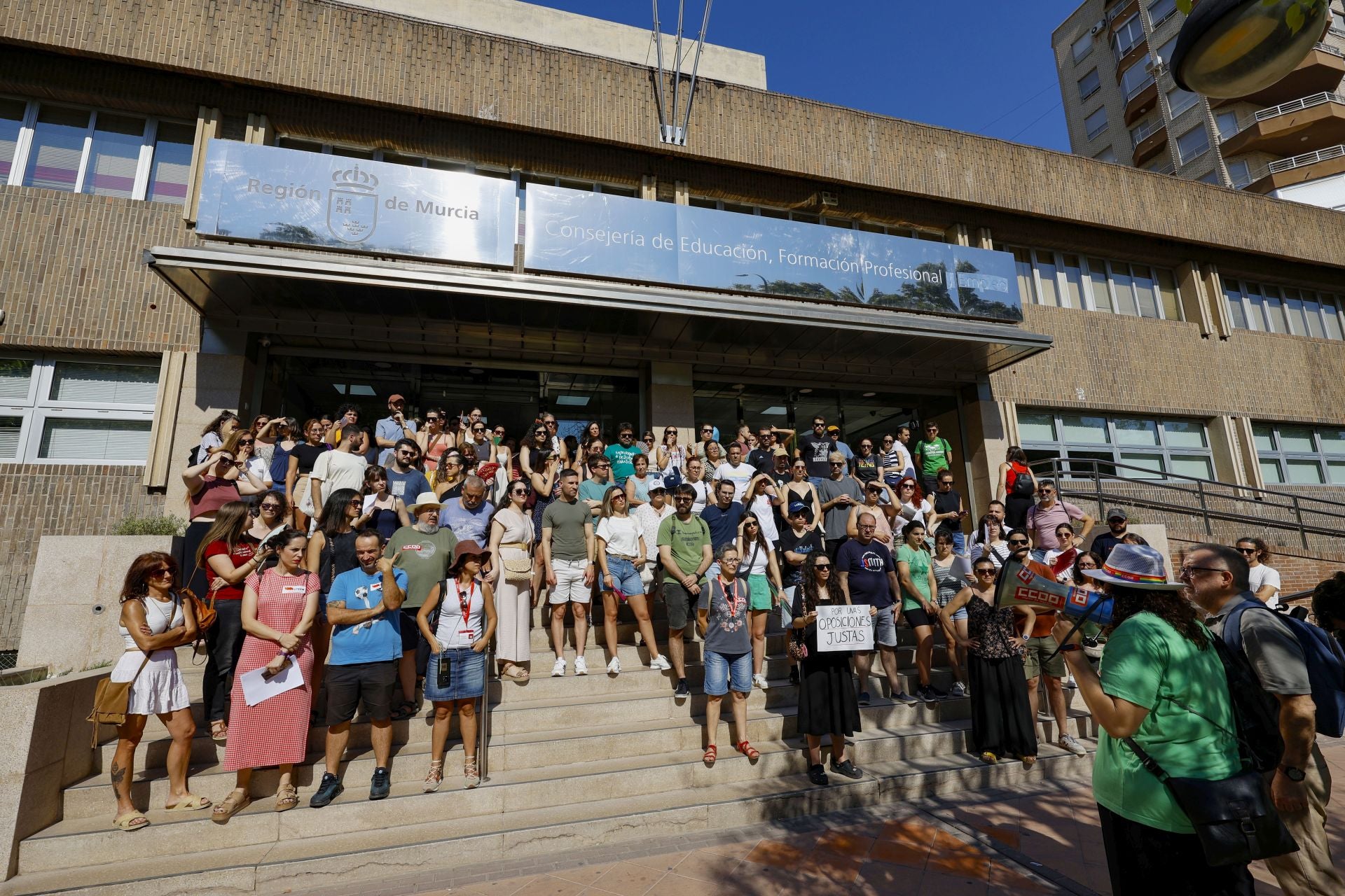 Las protestas de los opositores docentes a las puertas de la Consejería, en imágenes