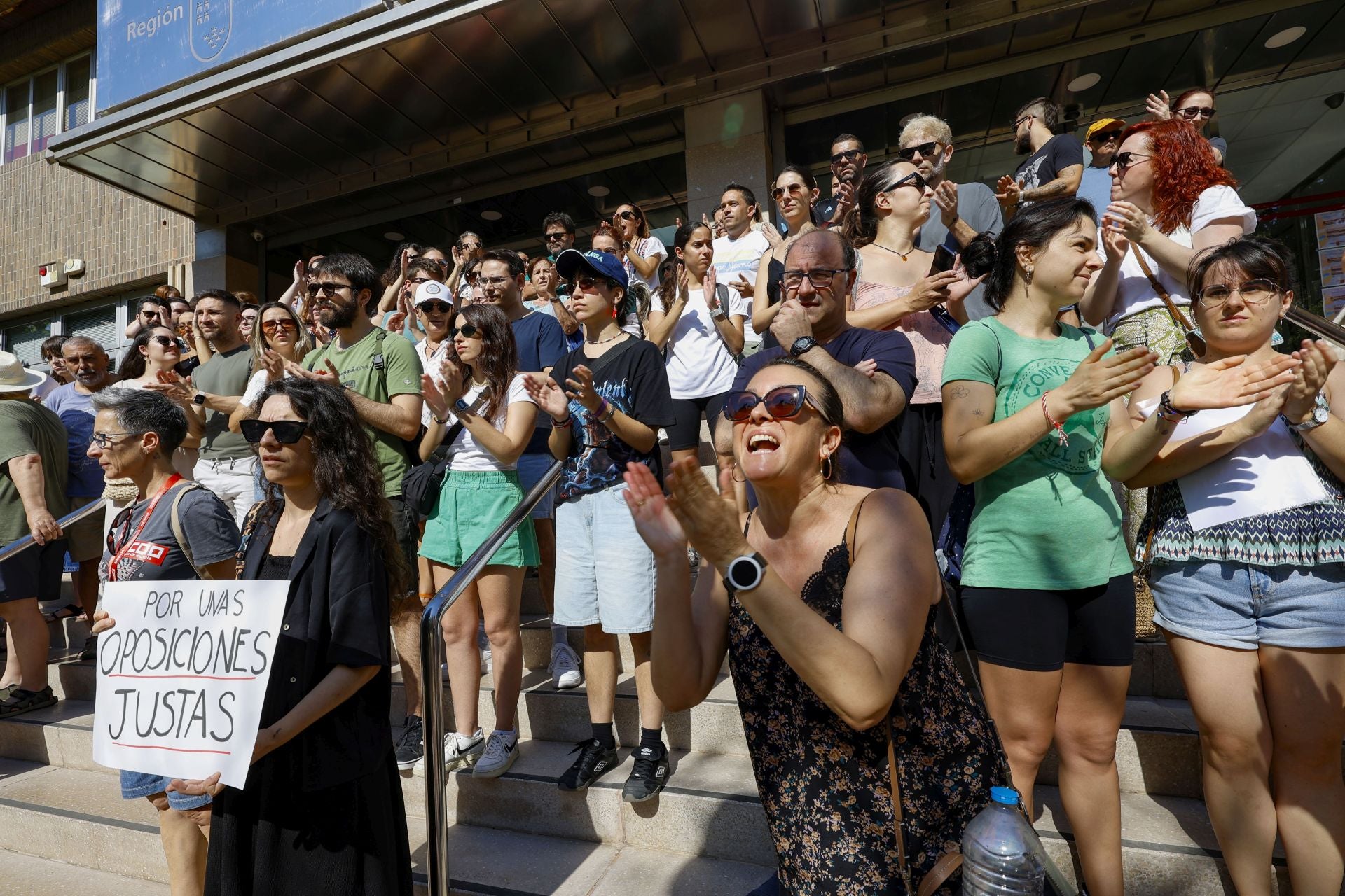 Las protestas de los opositores docentes a las puertas de la Consejería, en imágenes