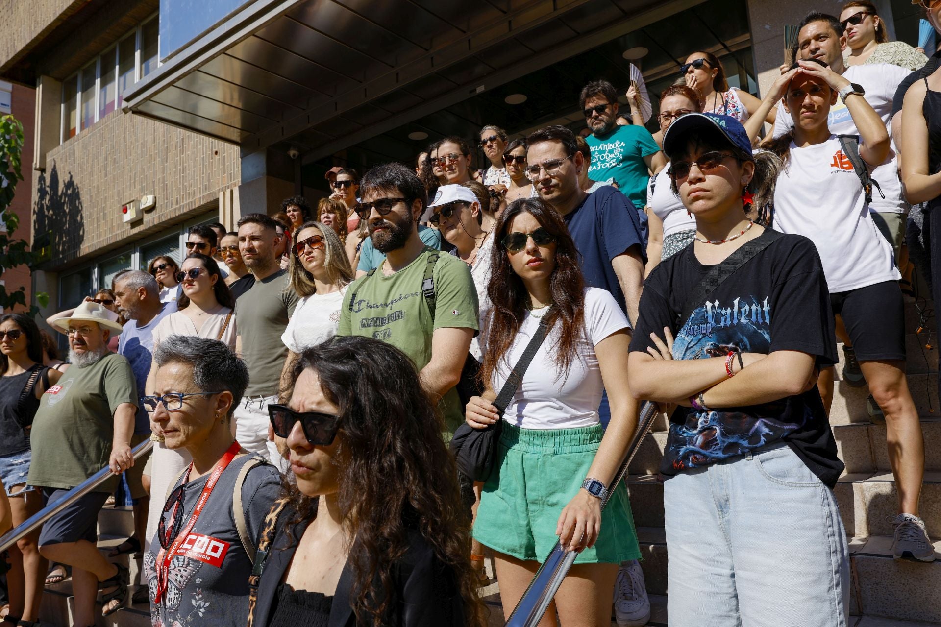 Las protestas de los opositores docentes a las puertas de la Consejería, en imágenes