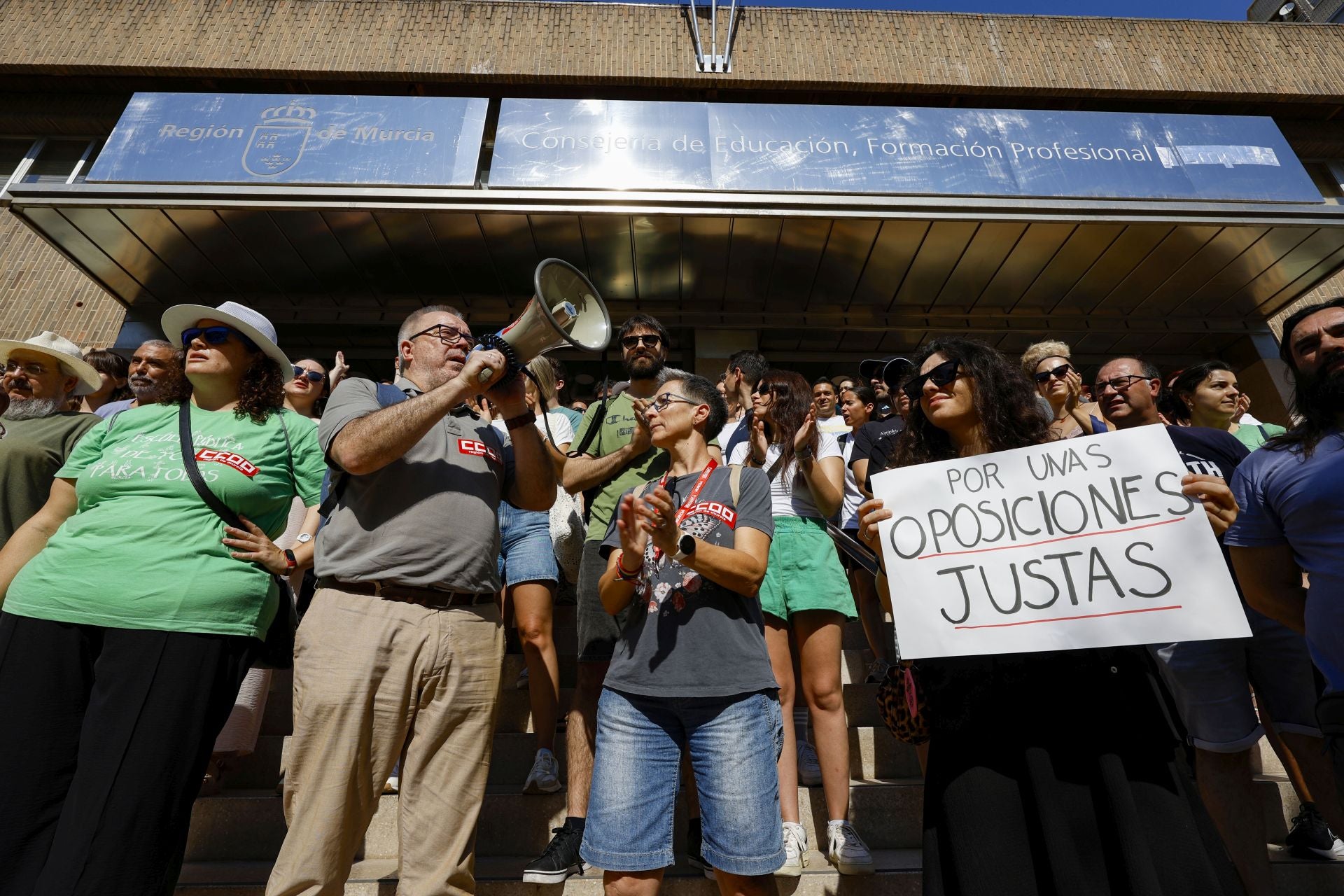 Las protestas de los opositores docentes a las puertas de la Consejería, en imágenes