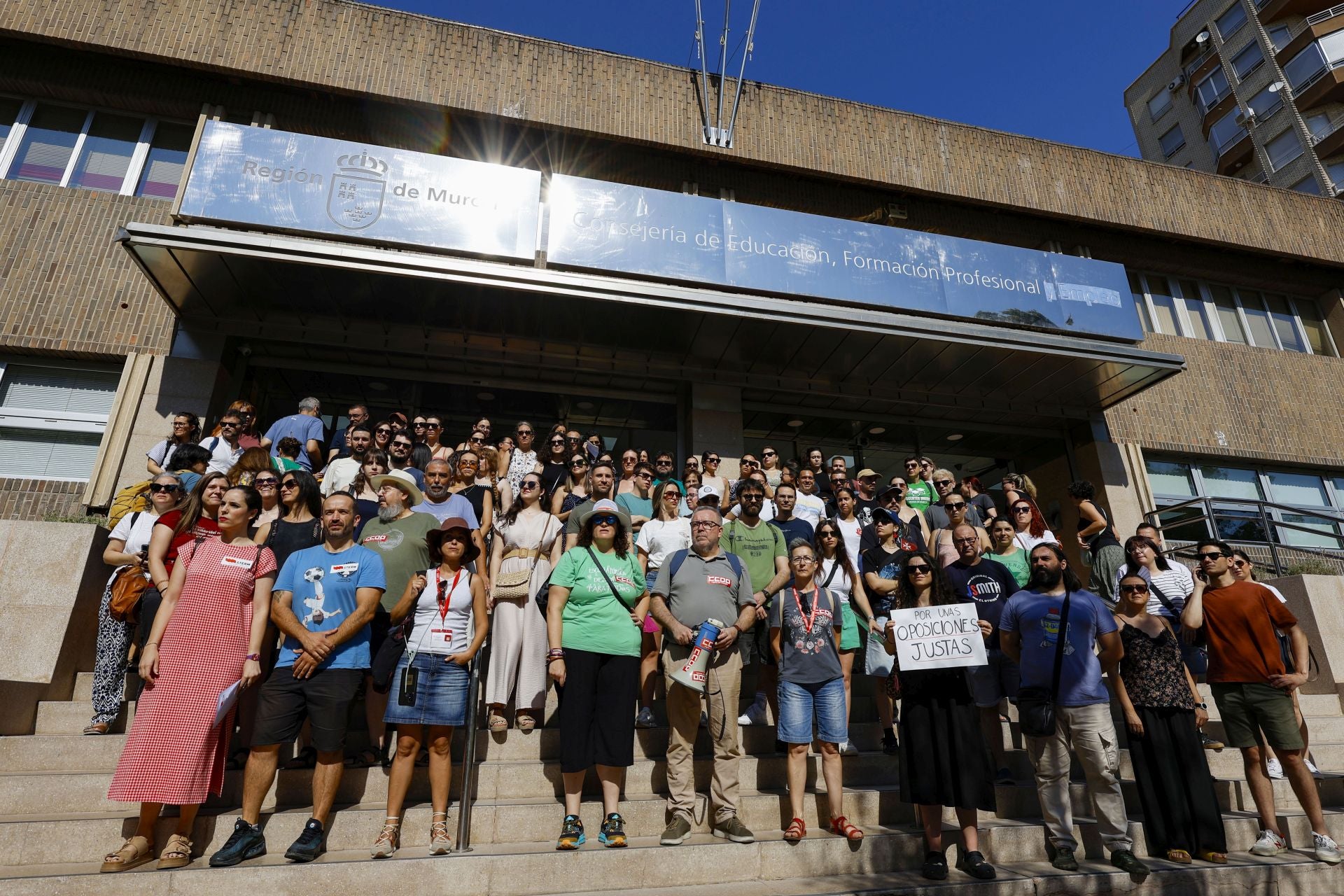 Las protestas de los opositores docentes a las puertas de la Consejería, en imágenes