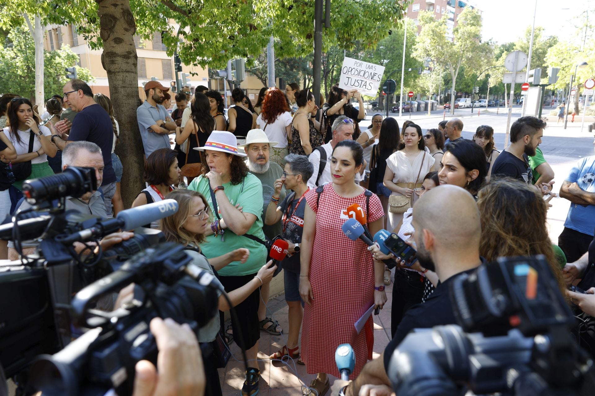 Las protestas de los opositores docentes a las puertas de la Consejería, en imágenes