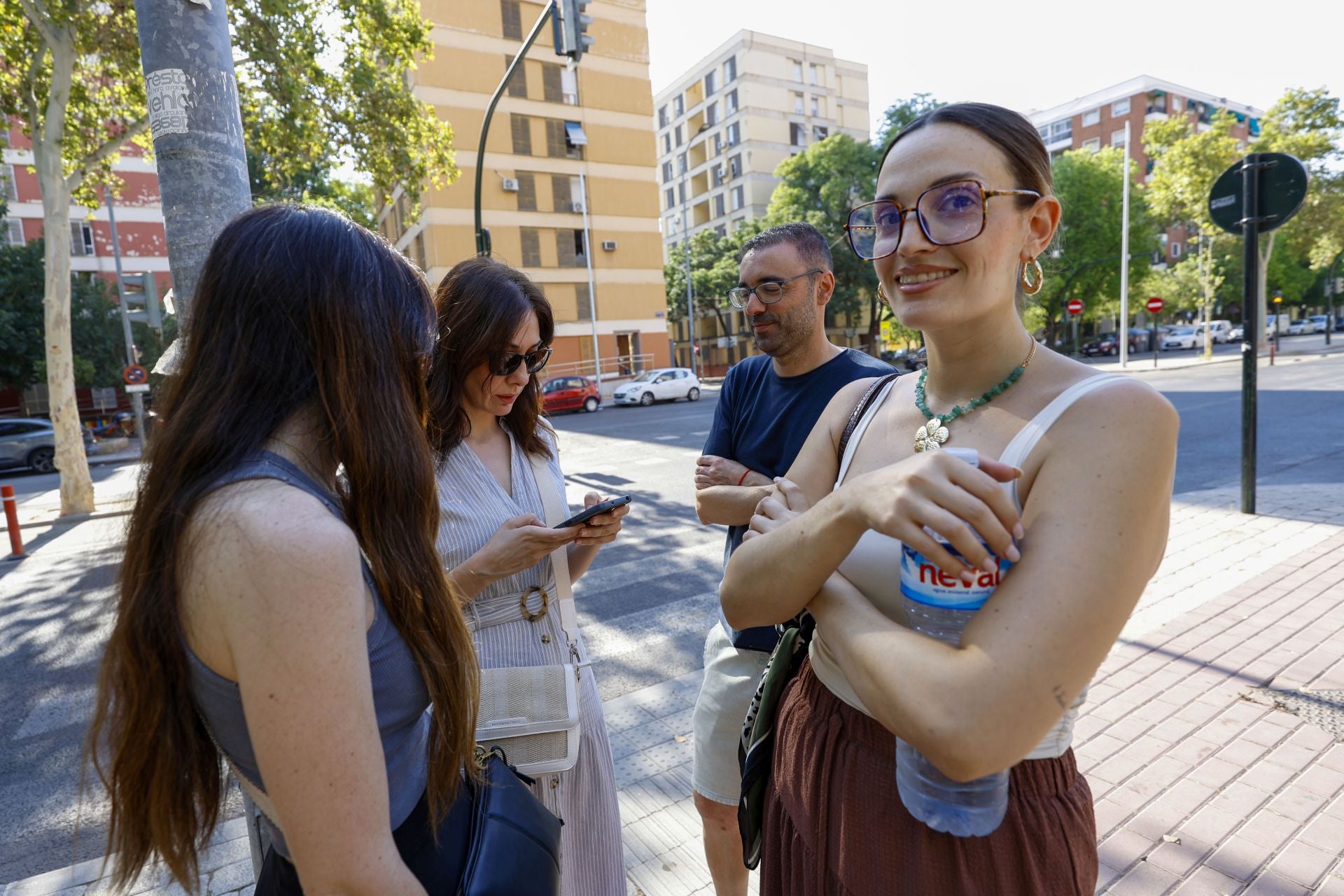 Las protestas de los opositores docentes a las puertas de la Consejería, en imágenes
