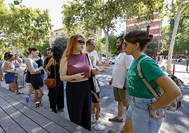 Las protestas de los opositores docentes a las puertas de la Consejería, en imágenes
