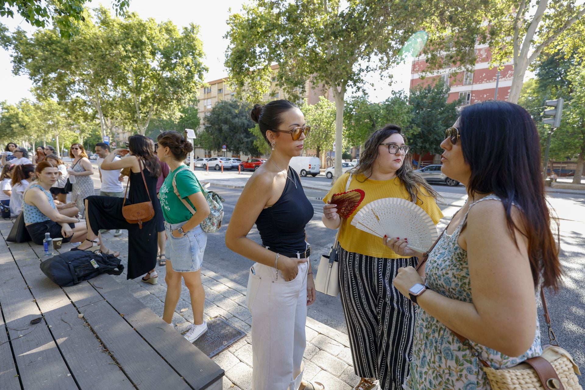 Las protestas de los opositores docentes a las puertas de la Consejería, en imágenes