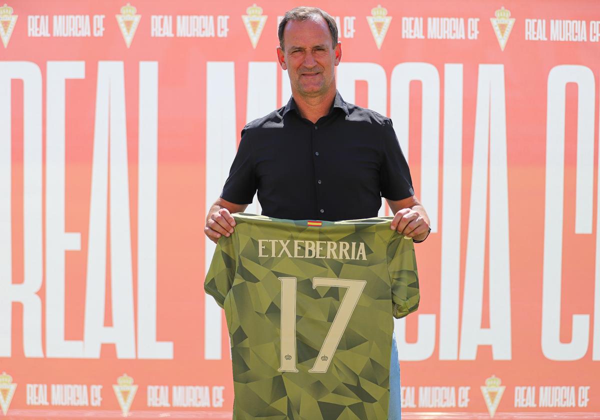 Joseba Etxeberria, este viernes, posa con la nueva tercera equipo del equipo grana.