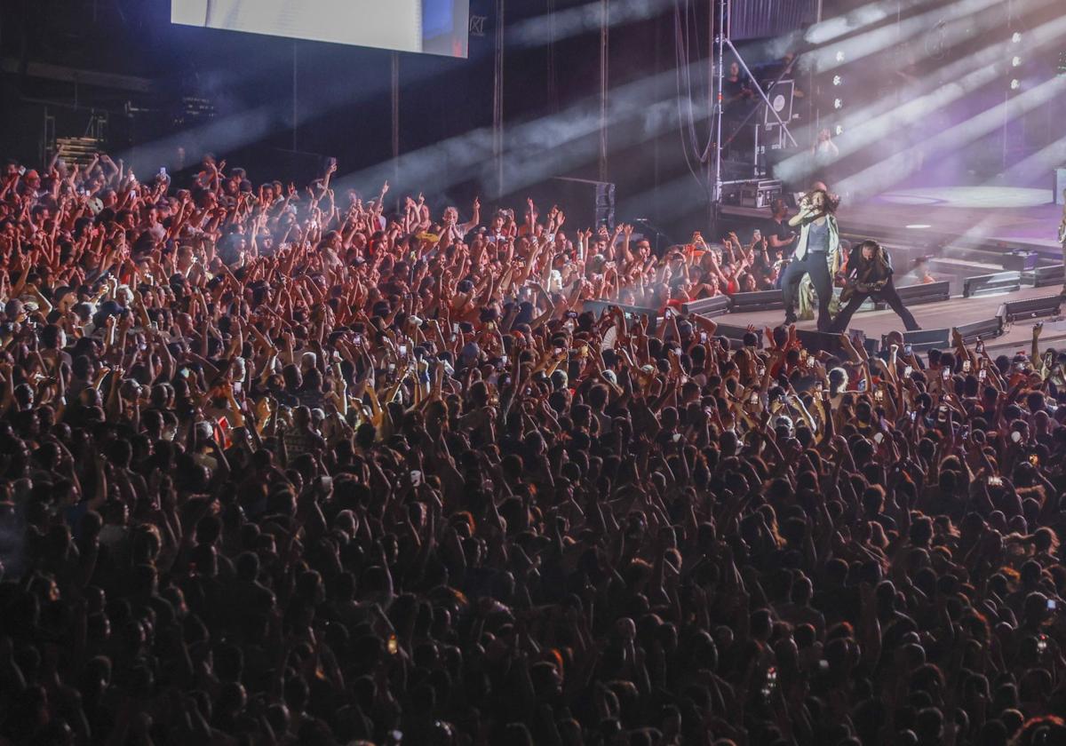 La Cuesta del Batel, a rebosar, durante el concierto de Arde Bogotá.