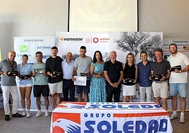 Ganadores 2025. Foto de familia de los seis ganadores (trofeo en mano) junto a responsables y apoyos del circuito.