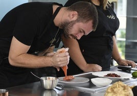 El chef Miguel Hernández, en un 'showcooking'.